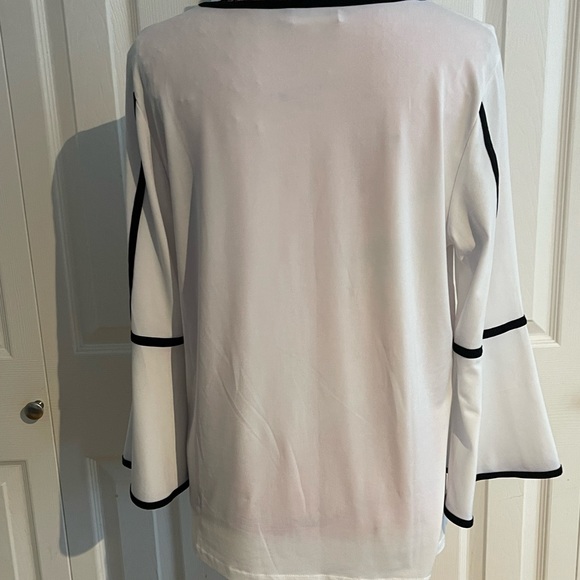 What’re and black blouse - Picture 3 of 4